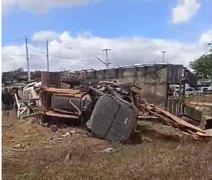 Caminhão com retroescavadeira tomba e interdita trecho da rodovia AL-220