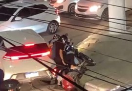 VÍDEO: Moradores reclamam de perigo e falta de sinalização em rua de Maceió