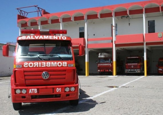 Kombi pega fogo durante a madrugada em Palmeira dos Índios