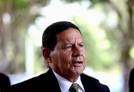 Mourão diz que atentado sofrido por Bolsonaro em 2018 é culpado por problemas na área intestinal