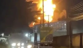 Defesa Civil interdita galpão após incêndio em fábrica de plástico em Maceió