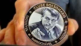 Bolsonaro exibe medalha com a expressão 'Imorrível, imbroxável e incomível'