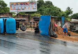 Caçamba tomba na ladeira da Avenida Rotary e deixa trânsito lento