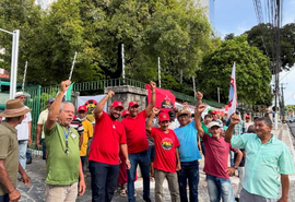 Movimentos populares bloqueiam via em protesto contra despejos em AL