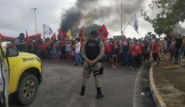 Grupo bloqueia acesso ao aeroporto em protesto contra chegada de Bolsonaro