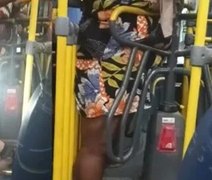 Mulher obesa fica presa em catraca de ônibus por mais de duas horas