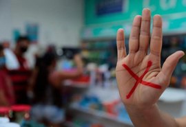 Mulher é atingida por golpe de capacete de seu companheiro e leva 12 pontos na cabeça
