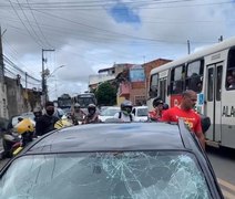 Colisão entre carro e moto resulta em um ferido no bairro do Jacintinho