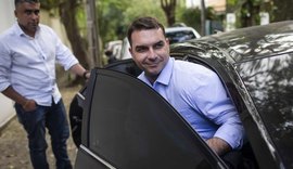 Ex-assessor de Flávio Bolsonaro tem investigação suspendida por juiz