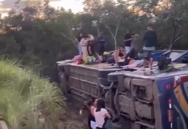 Ônibus com 50 pessoas tomba e deixa mortos; passageiros podem ser de AL