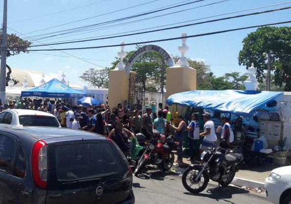 Homenagens pelo Dia de Finados lotam cemitérios de Maceió