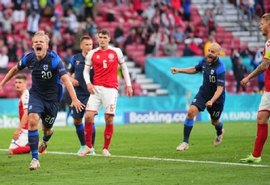 Finlândia vence Dinamarca em partida retomada após mal súbito de Eriksen