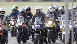 Bolsonaro faz passeio de moto em homenagem ao Dia das Mães