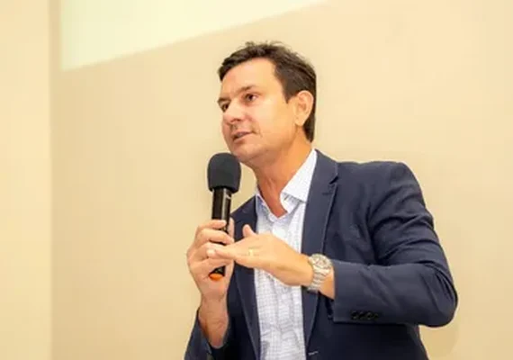 Temendo perder emendas, prefeitos pedem fim de impasse Lira x Renan