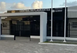 Mulher é presa após ameaçar filha de 13 anos com faca em Maceió