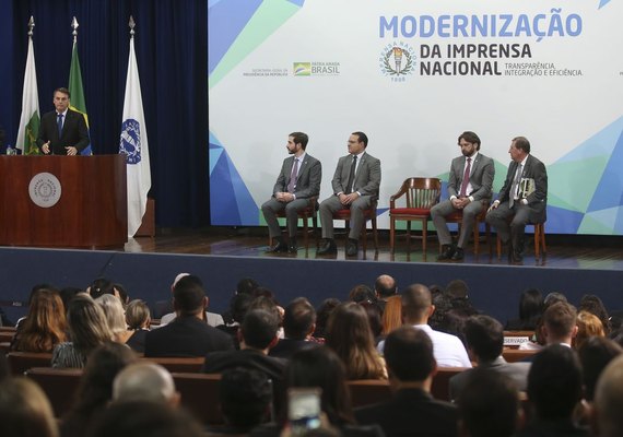 Bolsonaro assina decreto que torna gratuita publicações de órgãos federais no DOU