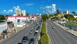 Batida com cinco carros termina em prisão na Fernandes Lima