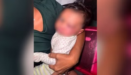 Mãe é presa suspeita de espancar filha de 8 meses e agredida por moradores