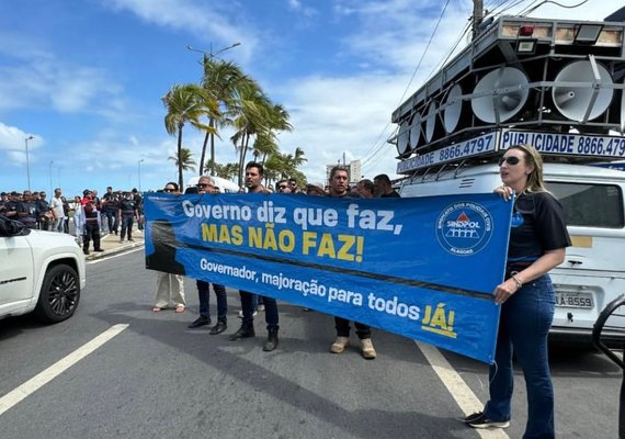 Policiais civis protestam por diálogo sobre carga horária em frente à PGE, em Maceió