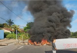 Moradores fecham trecho da AL-220 e reivindicam indenizações não pagas após duplicação