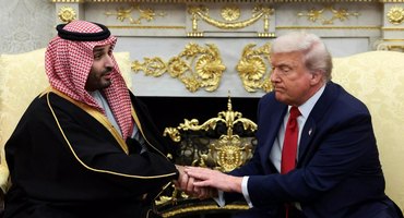 Rei sem trono aparece nu depois de se fantasiar de monstro e perder 'duelo de ameaças' no deserto