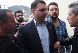 Flávio Bolsonaro mostra nova campanha que recria camisa com sangue