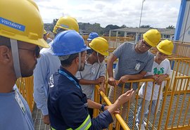 Alunos da UFAL conhecem instalações da Agreste Saneamento