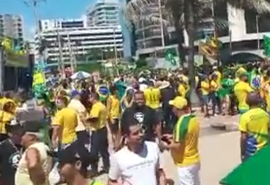 Manifestação reúne apoiadores de Bolsonaro na orla de Jatiúca, em Maceió
