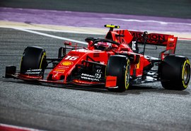 Ferrari troca logo de patrocinador por escudo comemorativo