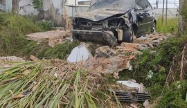 Mulher com sinais de embriaguez invade calçada e bate contra muro, no Barro Duro