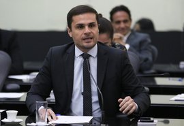 Aprovada lei de Alexandre Ayres que cria campanha de combate a golpes financeiros contra idosos em Alagoas