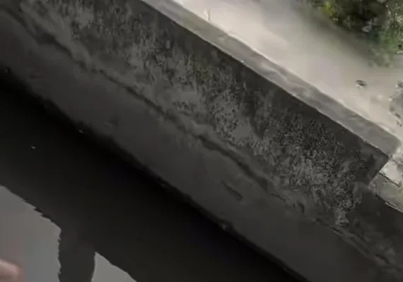 Vídeo choca internautas após homem pescar tilápias em córrego de Maceió