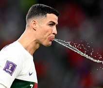 Por que jogadores de futebol cospem água e isotônico durante as partidas? Entenda: