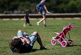 Pais estão menos presentes na criação dos filhos, revela estudo