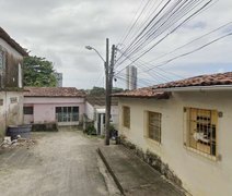 Homem foge da PM, cai de barreira e é preso com drogas e arma em Maceió