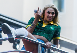 Parada LGBT+ em SP é marcada por presença de políticos e camisetas da seleção brasileira