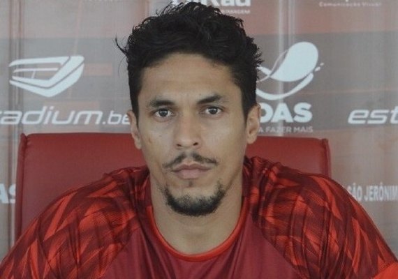 Sem clube, ex-CRB trabalha nas ''férias'' e vive expectativa por acerto com nova equipe