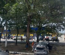 Caminhão desgovernado atinge carros e motos no Santos Dummond