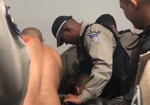 Detento surta em início de rebelião e agride três policiais no sertão de AL