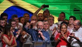 Lula diz em seu primeiro discurso que combate à miséria é sua missão