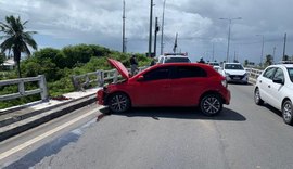 Duas pessoas ficam feridas após batida na Ponte Divaldo Surugay