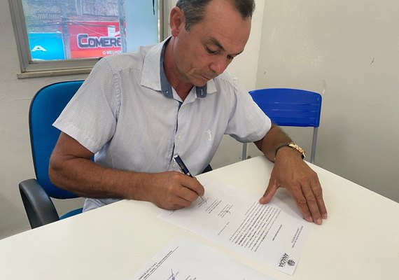 Prefeitura de Anadia antecipa 13º salário dos profissionais da educação e credita 1/3 de férias