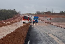 Chuva: ônibus atola em trecho incompleto da Ecovia Norte