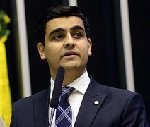 Atrás nas pesquisas, JHC é testado em cenário para o Senado Federal