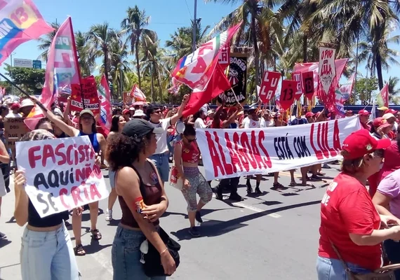Manifestação reúne apoiadores de Lula na orla de Pajuçara, em Maceió