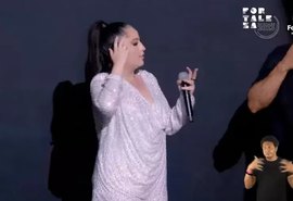 Mari Fernandez viraliza ao confundir interpretação de libras com dancinha do TikTok; veja vídeo