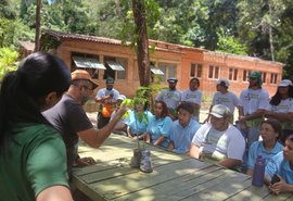 Educadores ambientais da Alurb participam de capacitação sobre plantio de árvores