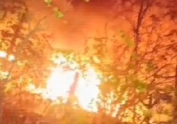 Caminhão-baú cai em ribanceira e é destruído por incêndio em Pão de Açúcar