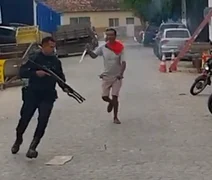 PMs são perseguidos por homem com facão no Mercado Público, em Arapiraca