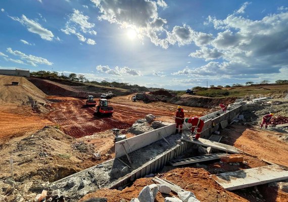 Vertedouro da Barragem do João Gomes é concluído e obra avança na construção do paredão